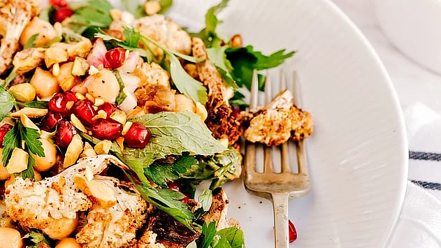 Salatteller mit Granatapfelkernen
