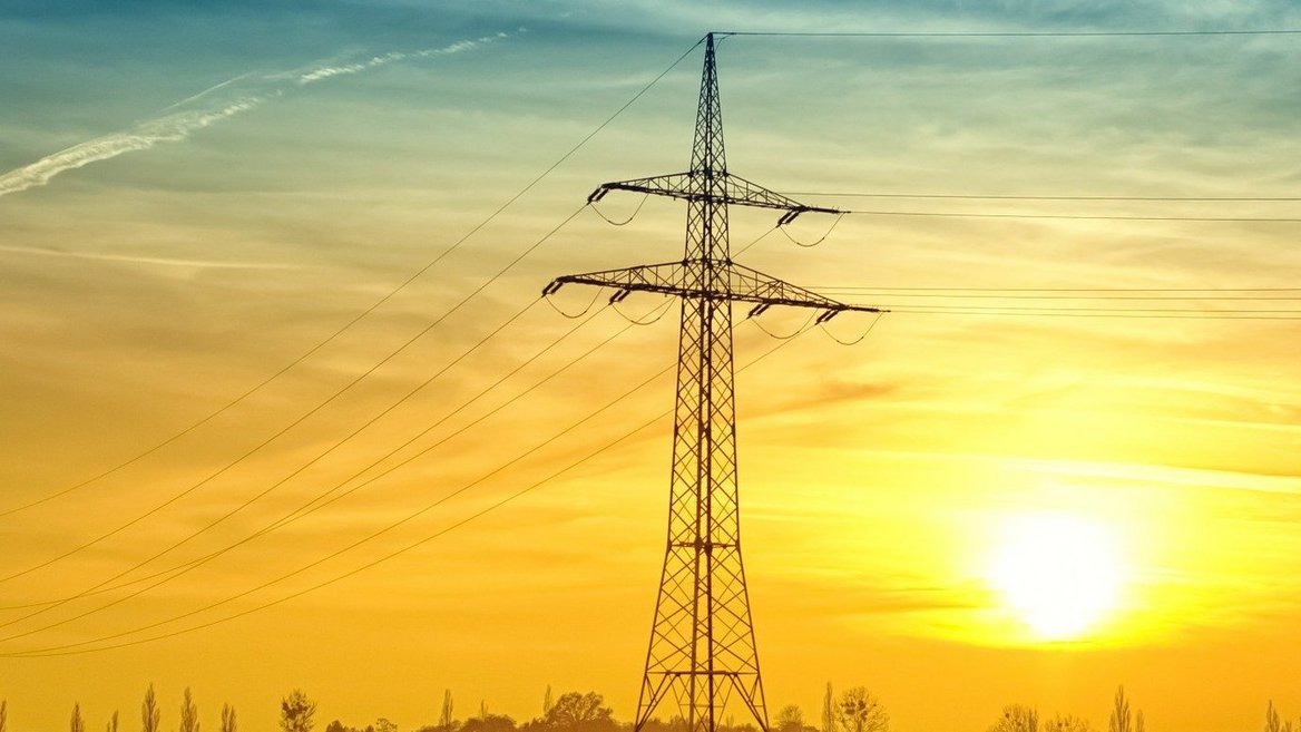 Strommast im Sonnenaufgang