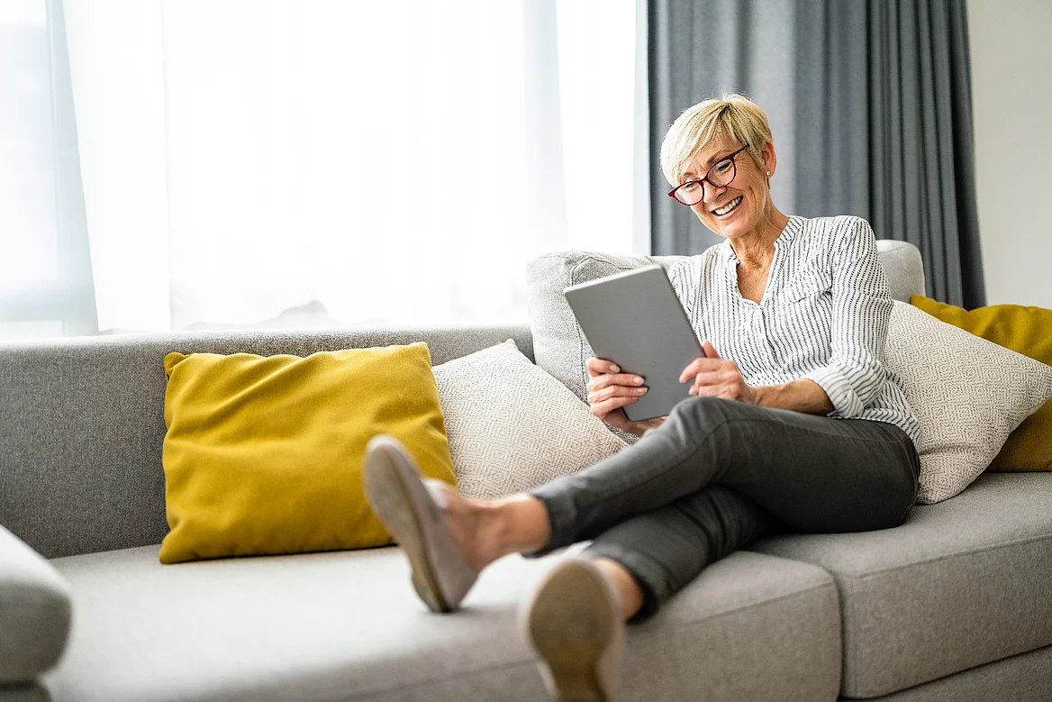 Eine Kundin ruft zu Hause die Webseite der EnBW ODR AG auf.