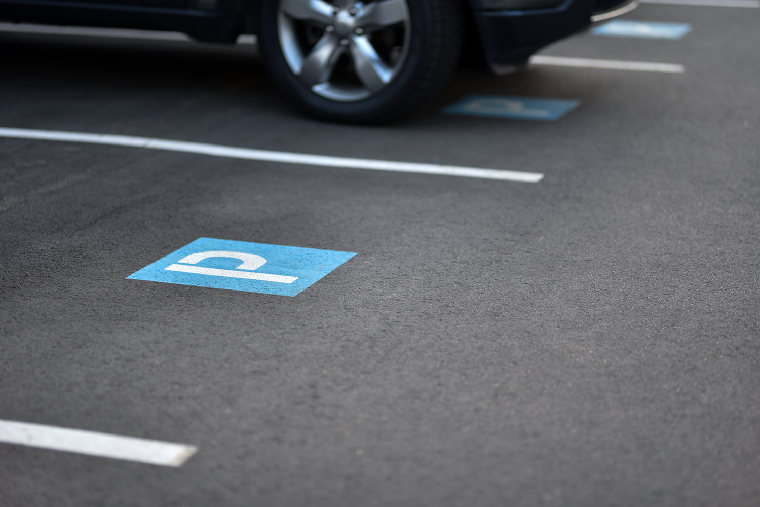 Parkplatz mit einem blauen P gekennzeichnet