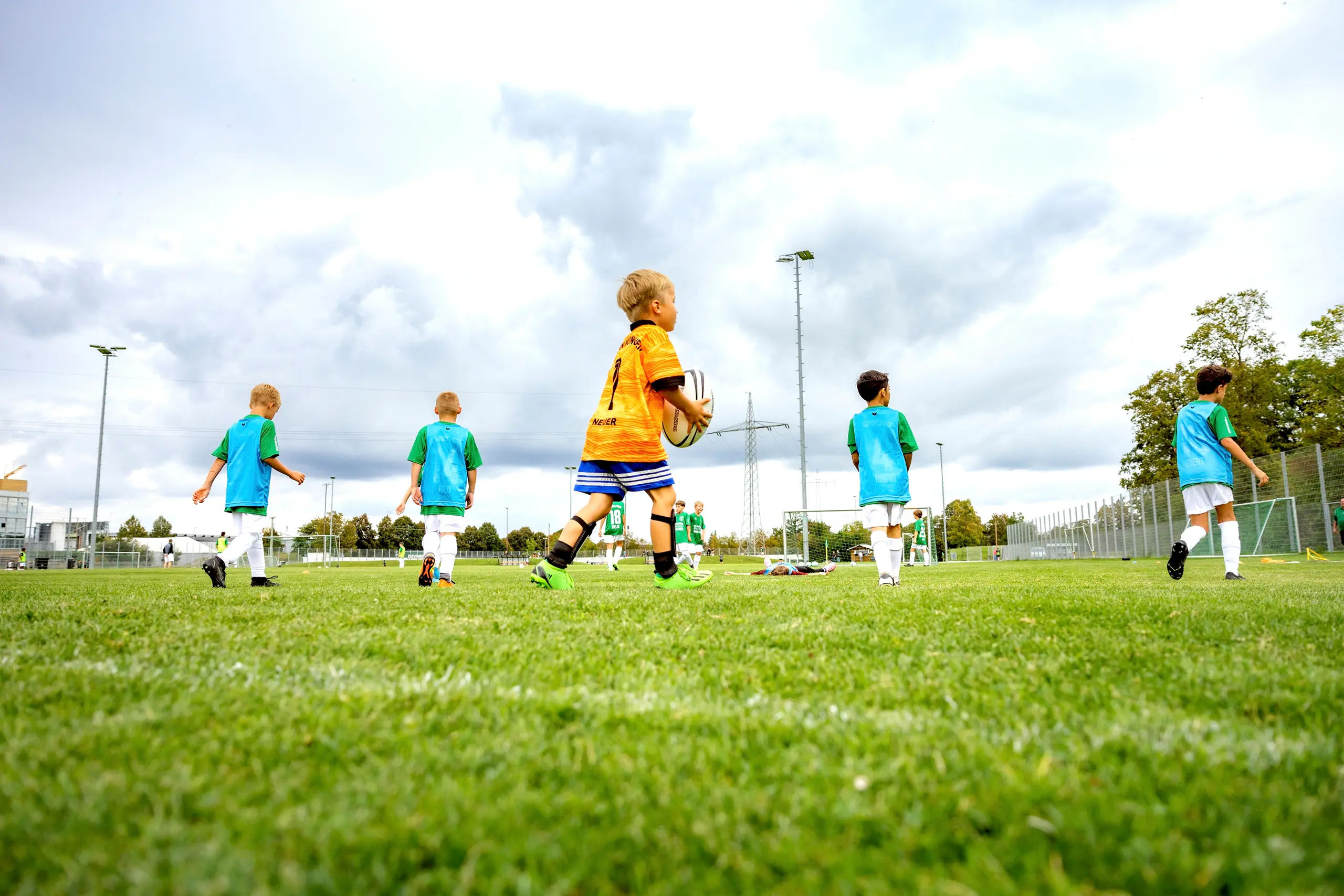 Kinder spielen Fußball auf dem Fußballplatz